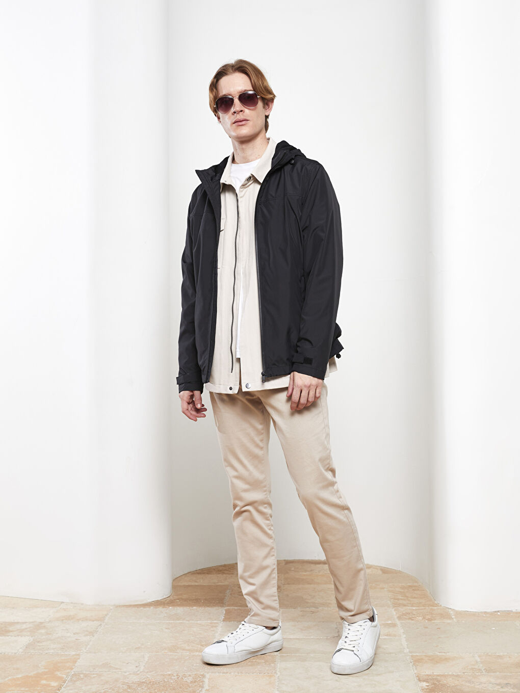 Siyah Standart Kalıp Kapüşonlu Erkek Yağmurluk-1