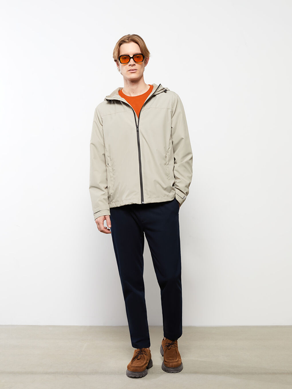 Bej Standart Kalıp Kapüşonlu Erkek Yağmurluk-1