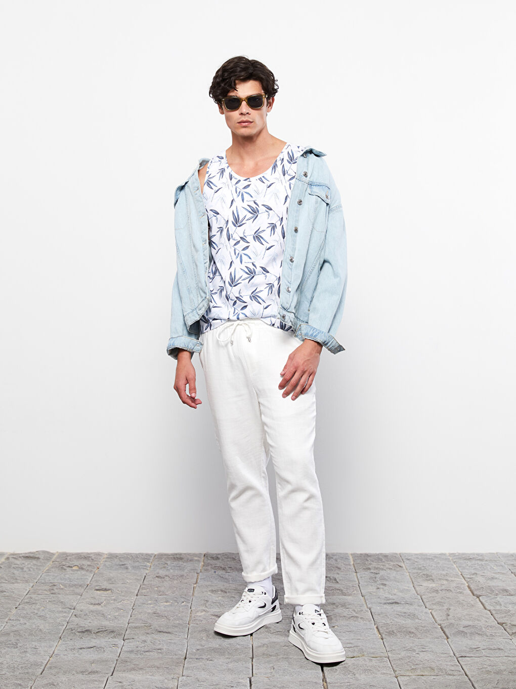 Beyaz Bisiklet Yaka Baskılı Erkek Kolsuz Tişört