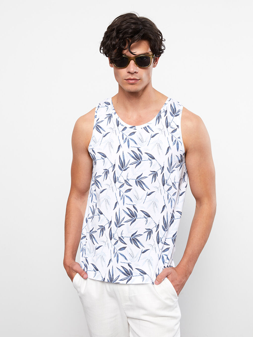 Beyaz Bisiklet Yaka Baskılı Erkek Kolsuz Tişört-1