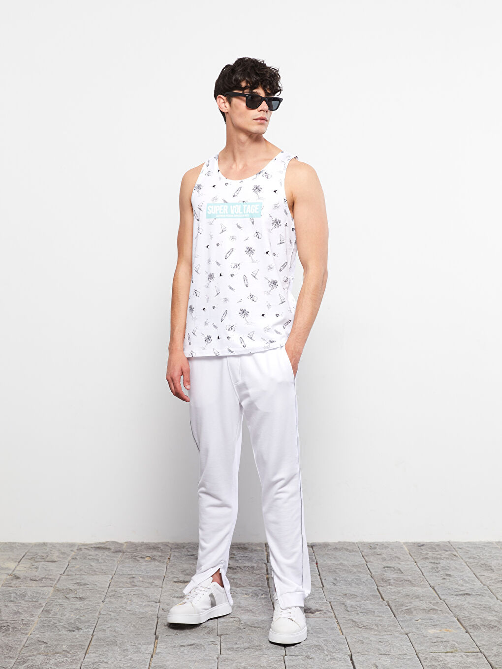 Beyaz Bisiklet Yaka Baskılı Penye Erkek Kolsuz Tişört-1