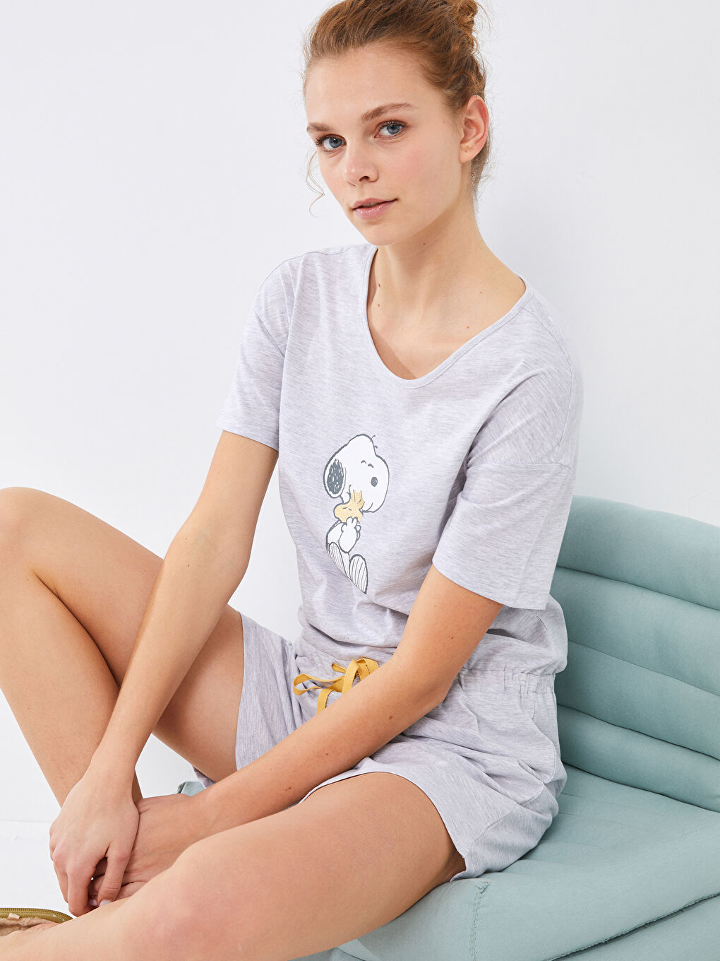 Gri Bisiklet Yaka Snoopy Baskılı Kısa Kollu Kadın Tulum-1