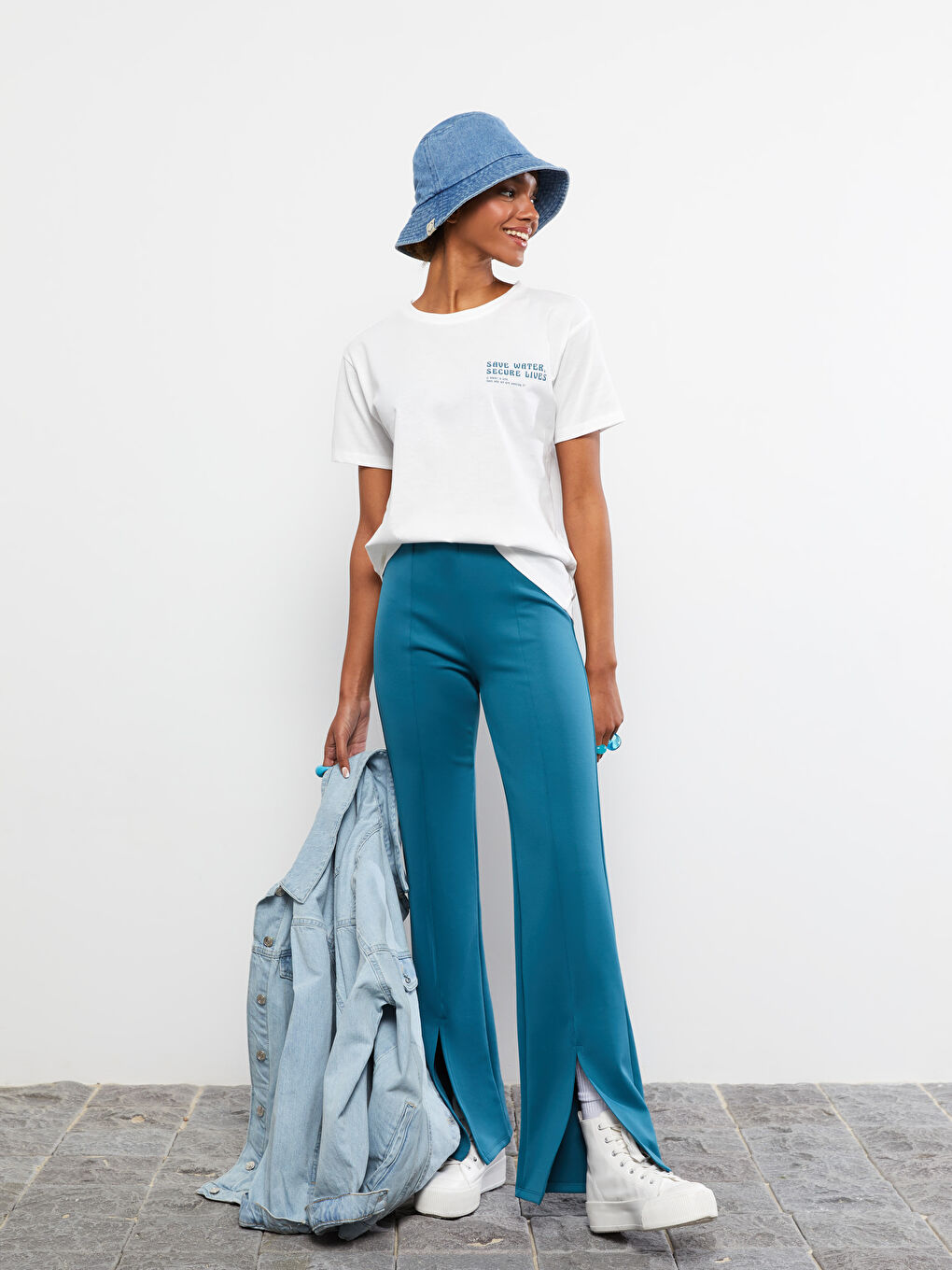 Ekru Bisiklet Yaka Yazı Baskılı Kısa Kollu Kadın Tişört-3