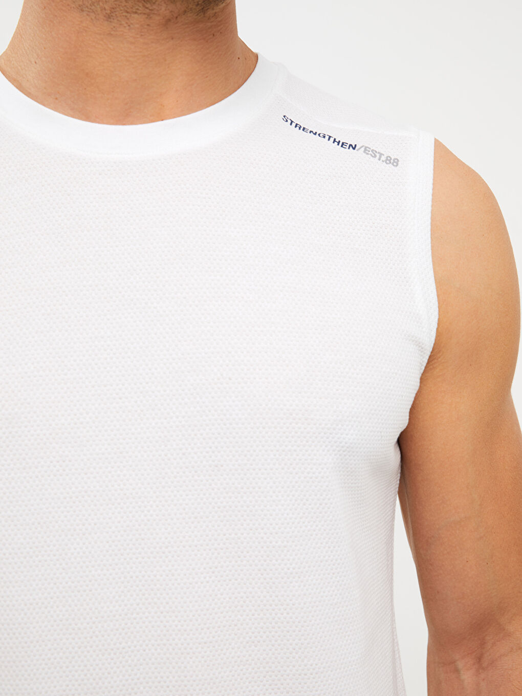 Beyaz Bisiklet Yaka Baskılı Erkek Kolsuz Tişört-3