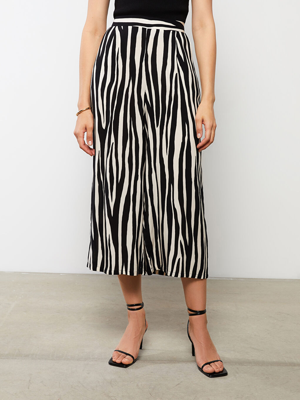 Elastic Waist Patterned Viscose Women Capri-4