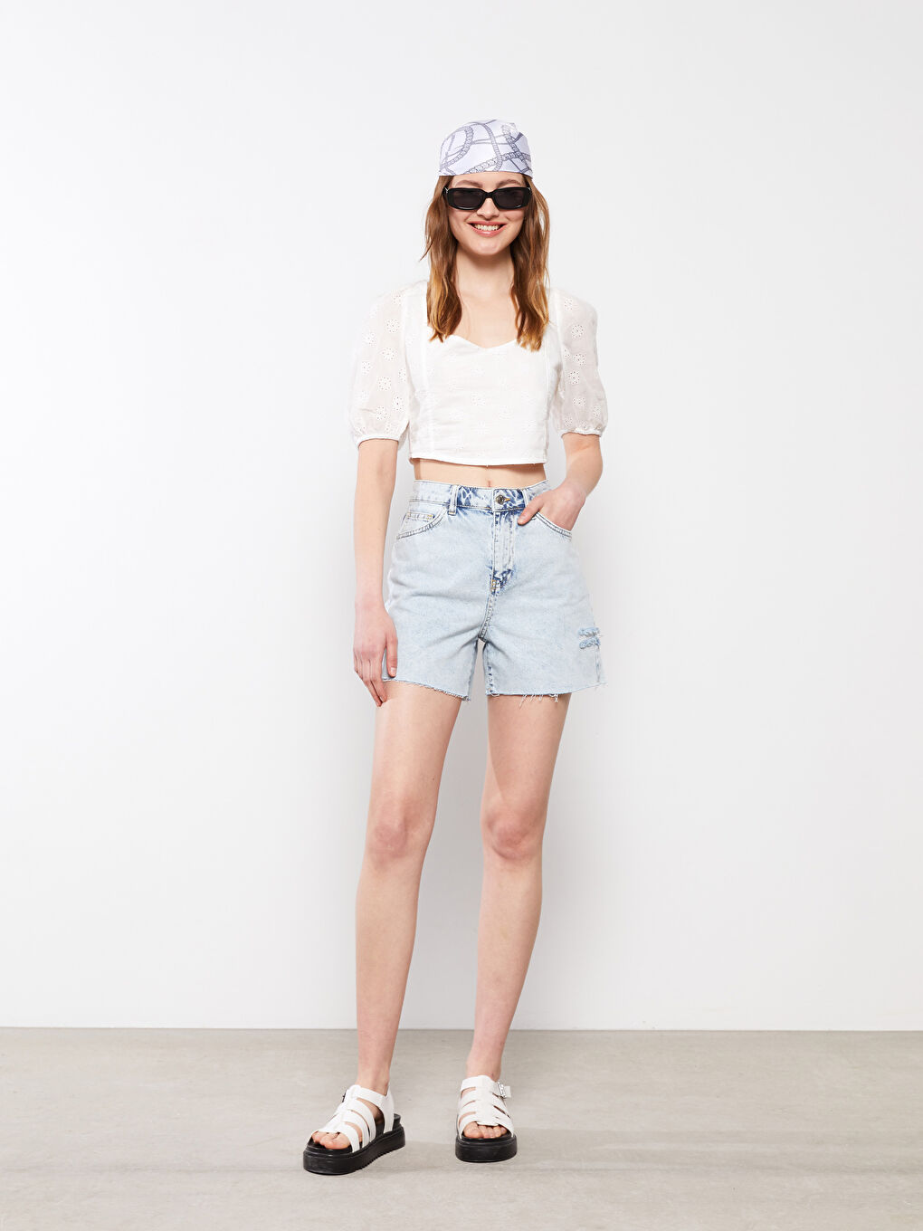 Mavi Standart Fit Düz Cep Detaylı Kadın Jean Şort-1