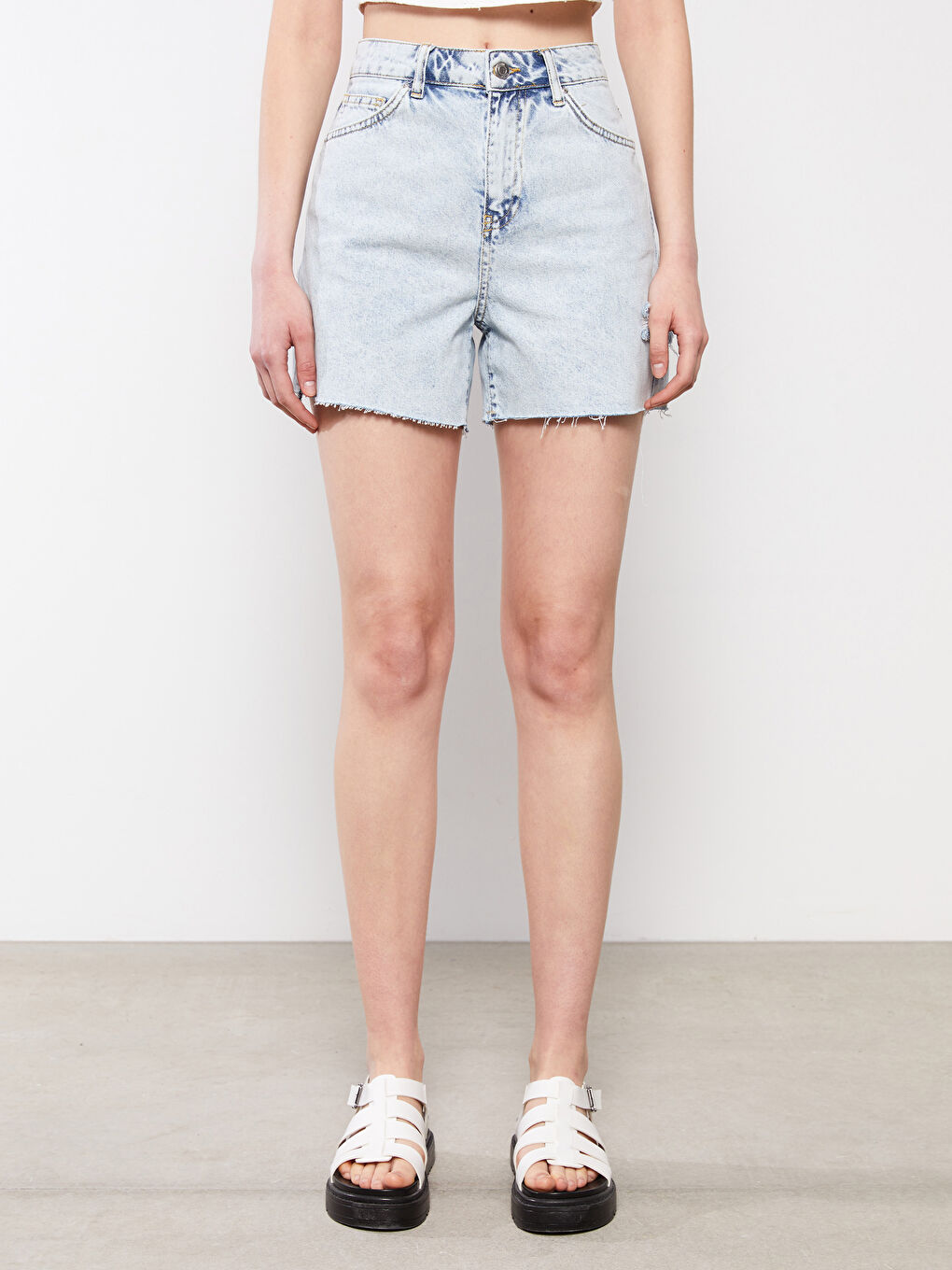 Mavi Standart Fit Düz Cep Detaylı Kadın Jean Şort-3