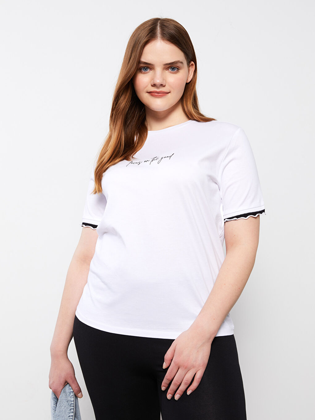 Beyaz Büyük Beden Bisiklet Yaka Yazı Baskılı Kısa Kollu Pamuklu Kadın Tişört