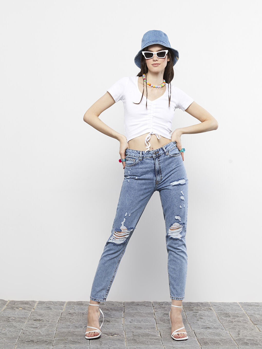 جينز نسائي موم فيت بجيوب وتفاصيل ممزقة-1