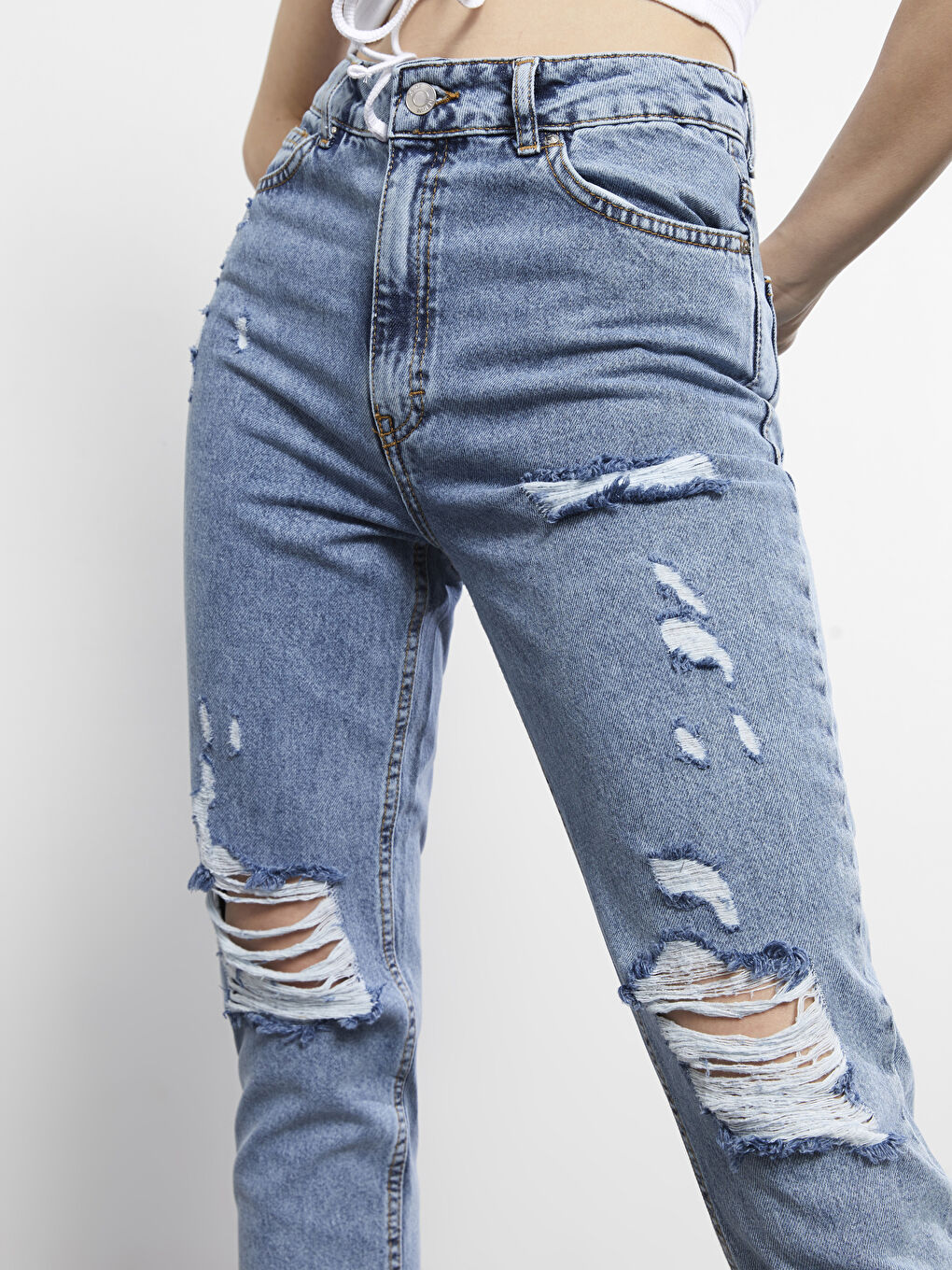 جينز نسائي موم فيت بجيوب وتفاصيل ممزقة-3