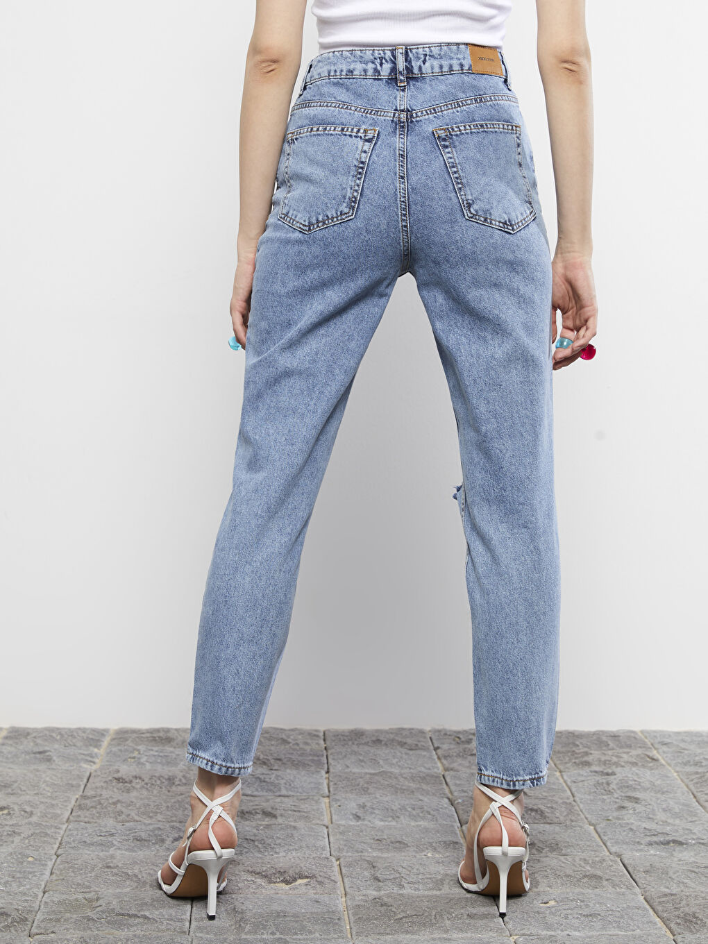 جينز نسائي موم فيت بجيوب وتفاصيل ممزقة-4