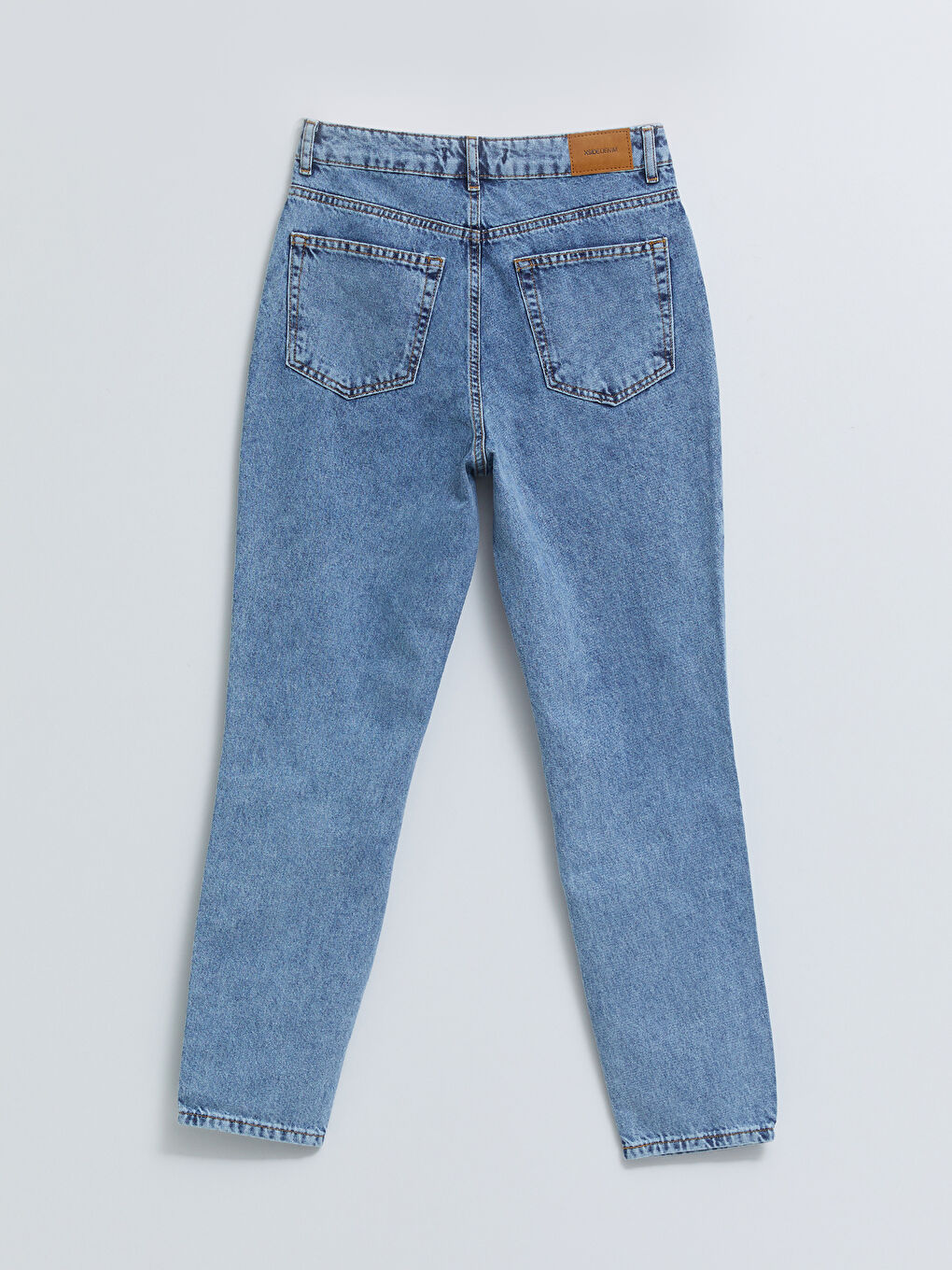 جينز نسائي موم فيت بجيوب وتفاصيل ممزقة-6