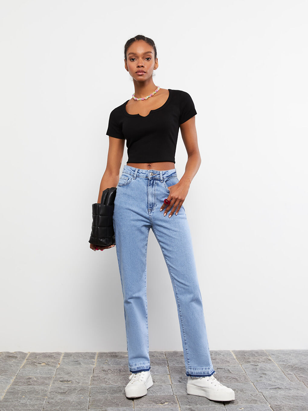 Әйелдерге арналған ойық жағалы өте тар пішім қысқа жең қысқартылған кроп-топ