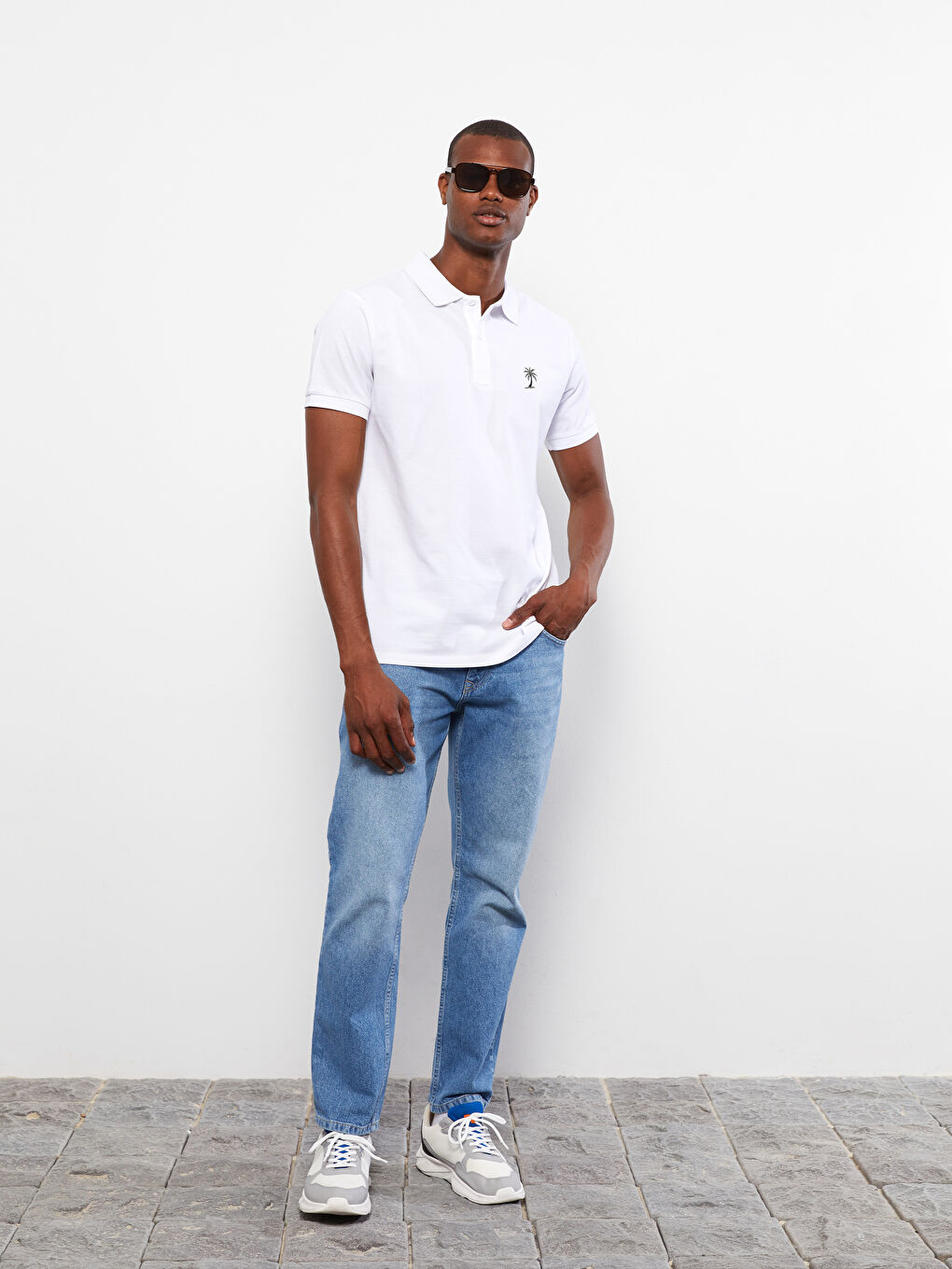 تي شيرت ياقة بولو كم قصير مطرز للرجال