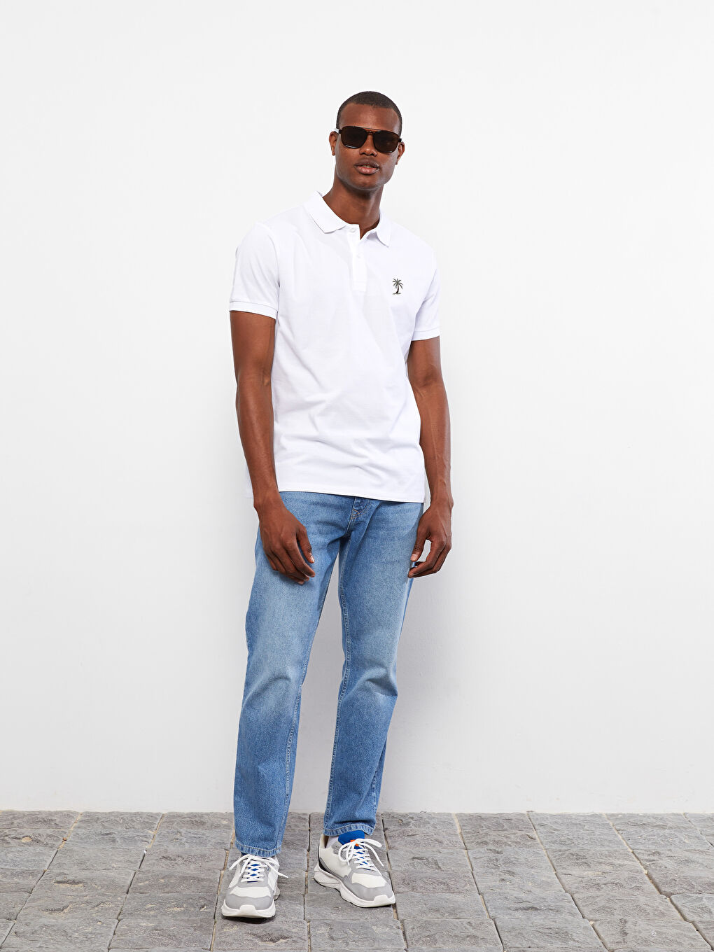 تي شيرت ياقة بولو كم قصير مطرز للرجال-1