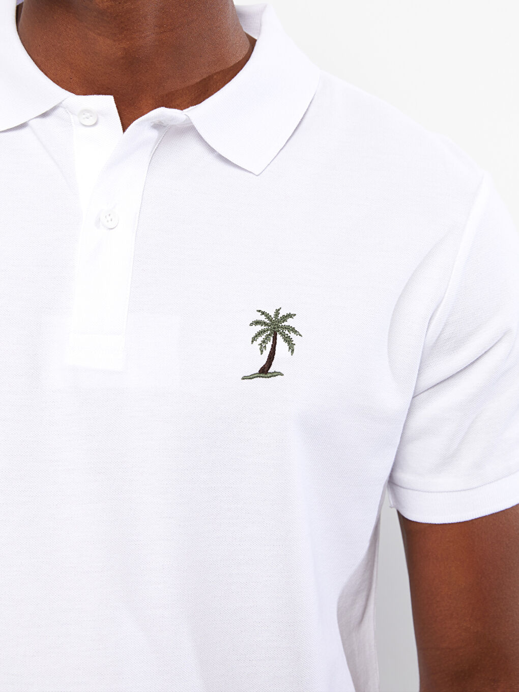 تي شيرت ياقة بولو كم قصير مطرز للرجال-3