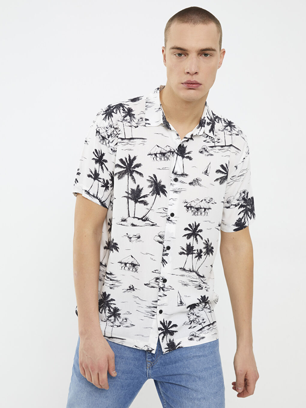 Beyaz Regular Fit Kısa Kollu Desenli Viskon Erkek Gömlek-1