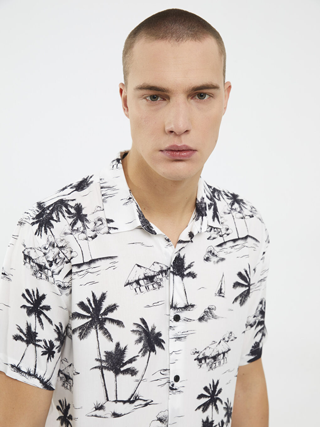 Beyaz Regular Fit Kısa Kollu Desenli Viskon Erkek Gömlek-2