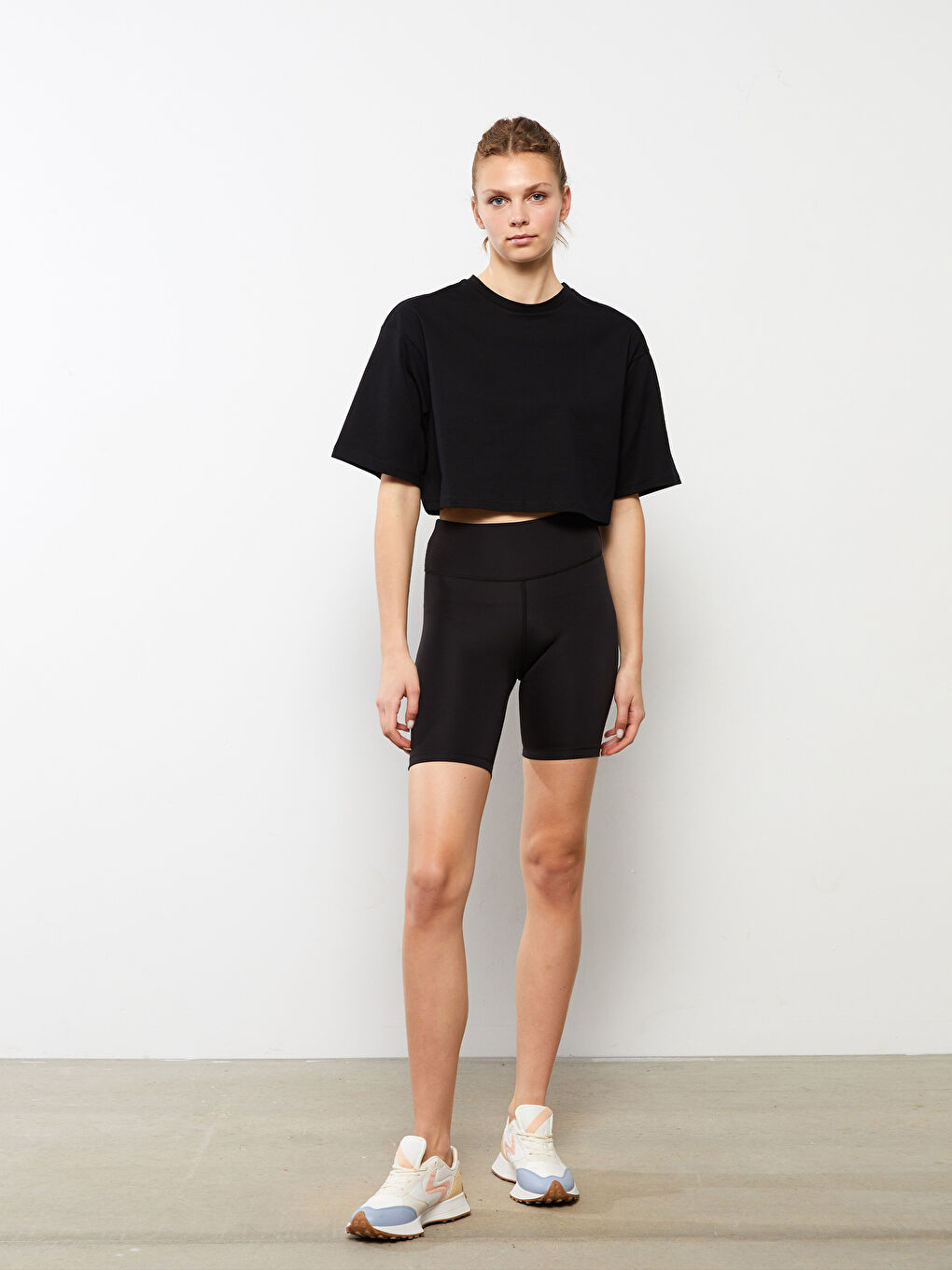 Siyah Bisiklet Yaka Düz Kısa Kollu Kadın Crop