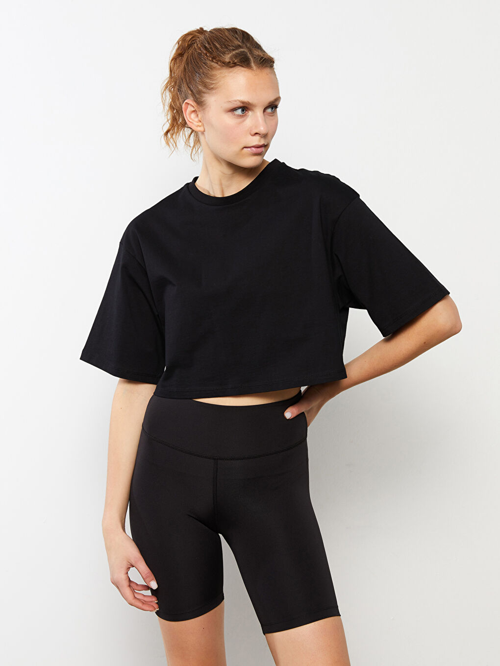Siyah Bisiklet Yaka Düz Kısa Kollu Kadın Crop-1