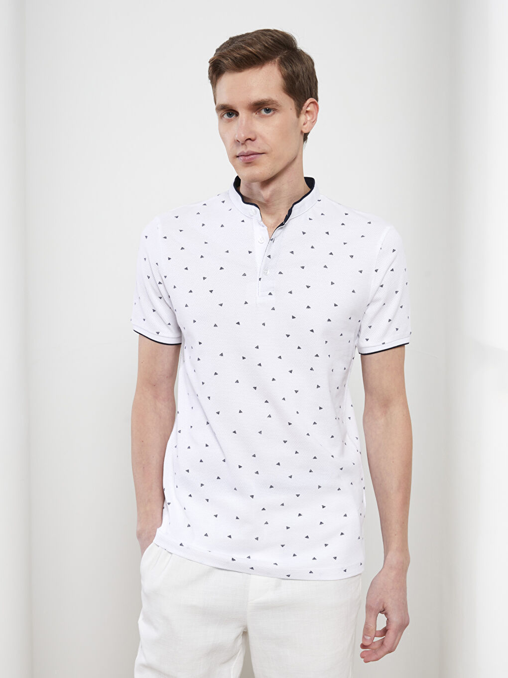 Beyaz Hakim Yaka Kısa Kollu Desenli Pike Erkek Tişört-1