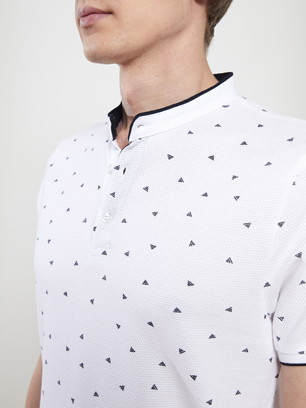 Beyaz Hakim Yaka Kısa Kollu Desenli Pike Erkek Tişört-3