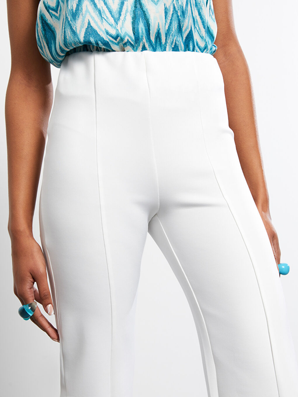 Ekru Rahat Kalıp Düz Paçaları Yırtmaçlı Kadın Pantolon-2