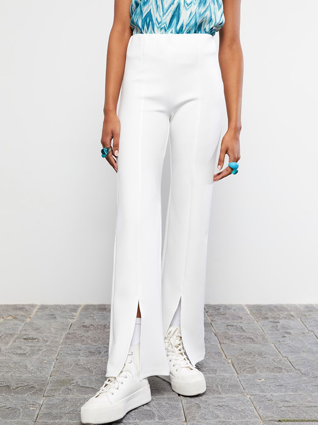 Ekru Rahat Kalıp Düz Paçaları Yırtmaçlı Kadın Pantolon-3