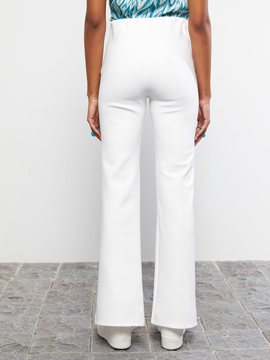 Ekru Rahat Kalıp Düz Paçaları Yırtmaçlı Kadın Pantolon-4