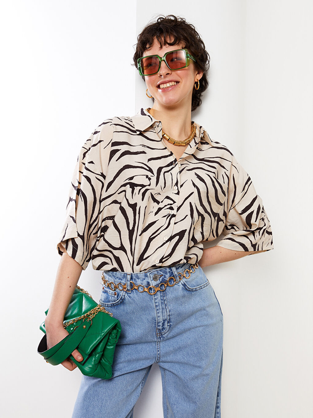 قميص نسائي بأزرار أمامية وكم قصير بنقشة