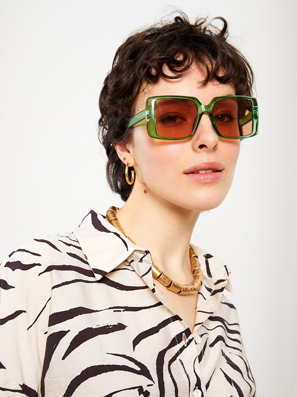 قميص نسائي بأزرار أمامية وكم قصير بنقشة-1