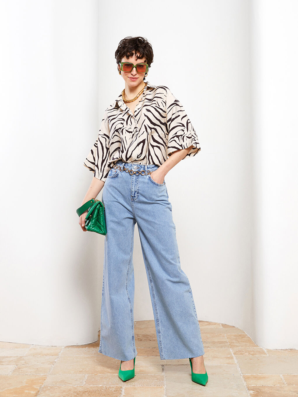 قميص نسائي بأزرار أمامية وكم قصير بنقشة-2