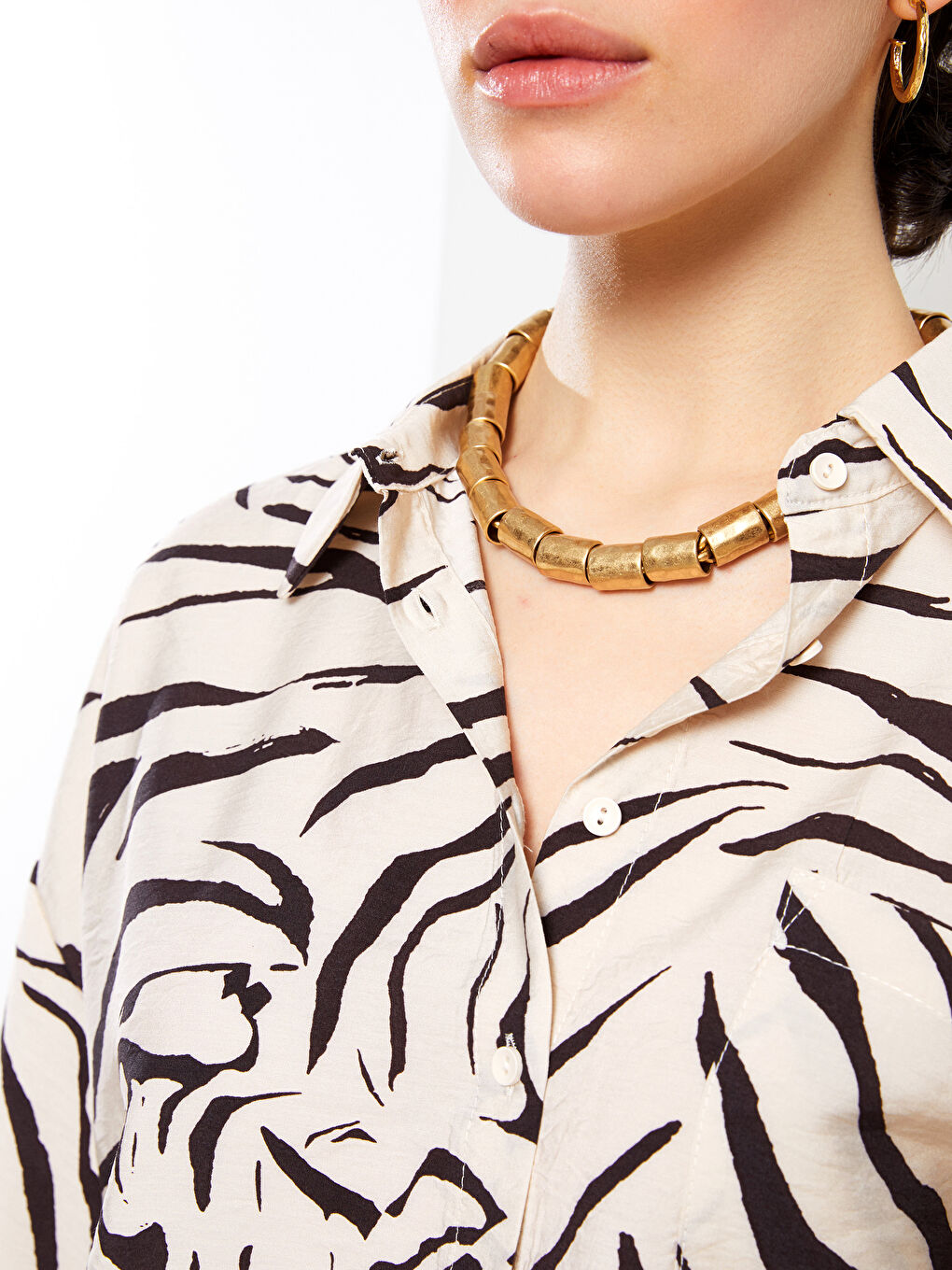 قميص نسائي بأزرار أمامية وكم قصير بنقشة-3