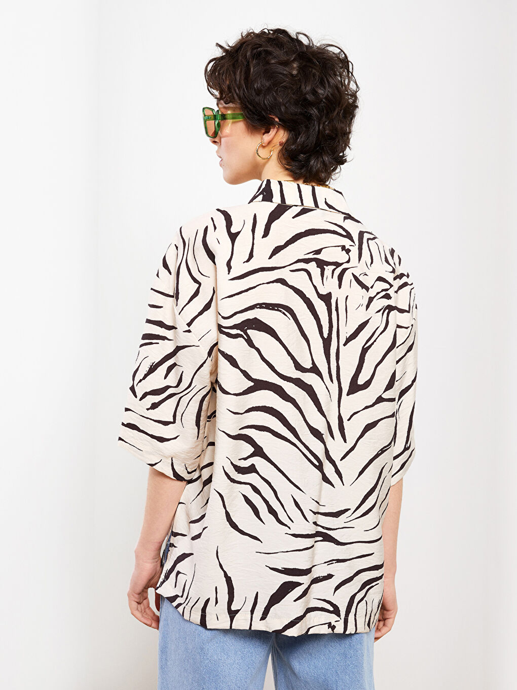 قميص نسائي بأزرار أمامية وكم قصير بنقشة-4