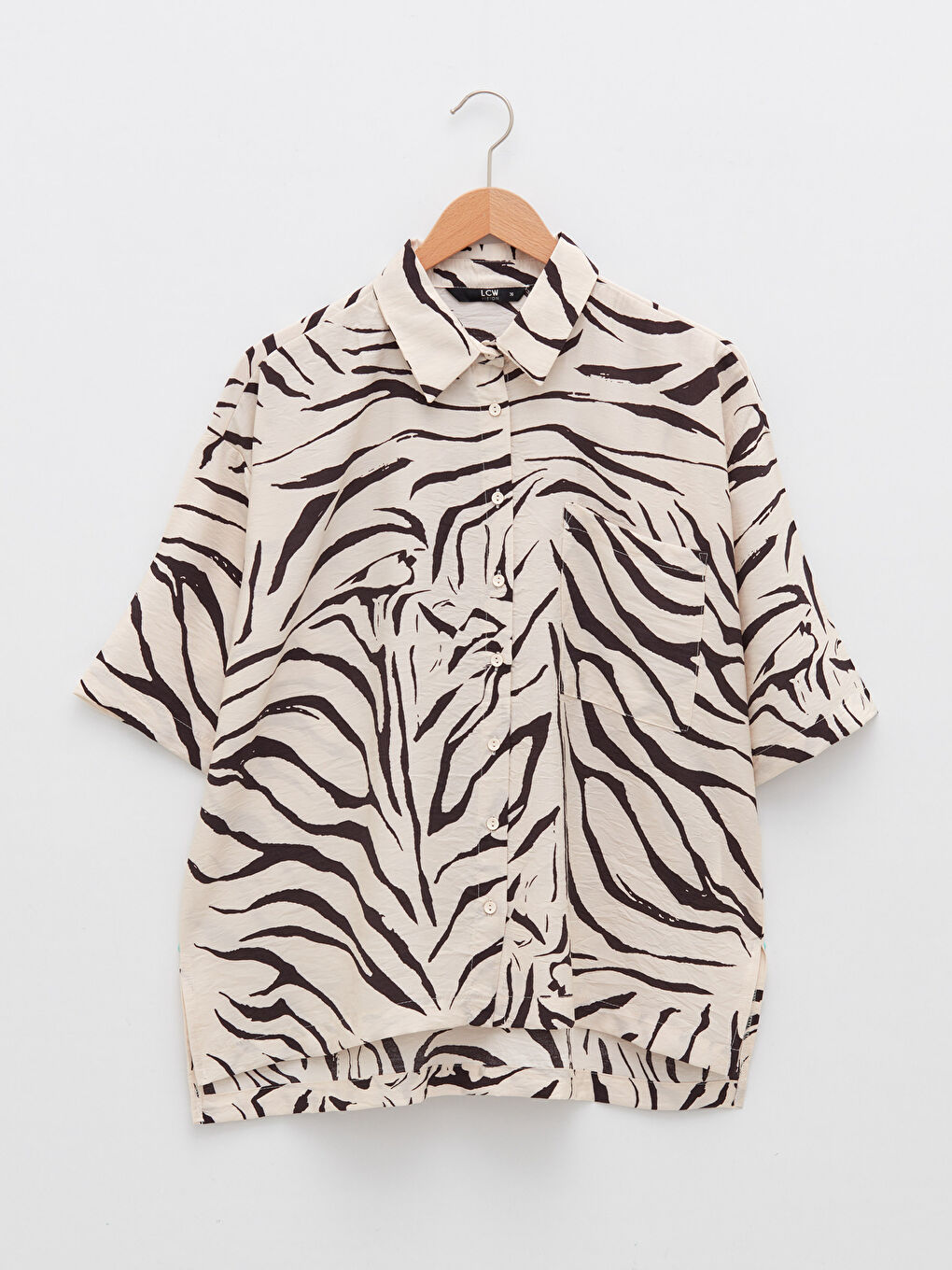 قميص نسائي بأزرار أمامية وكم قصير بنقشة-5