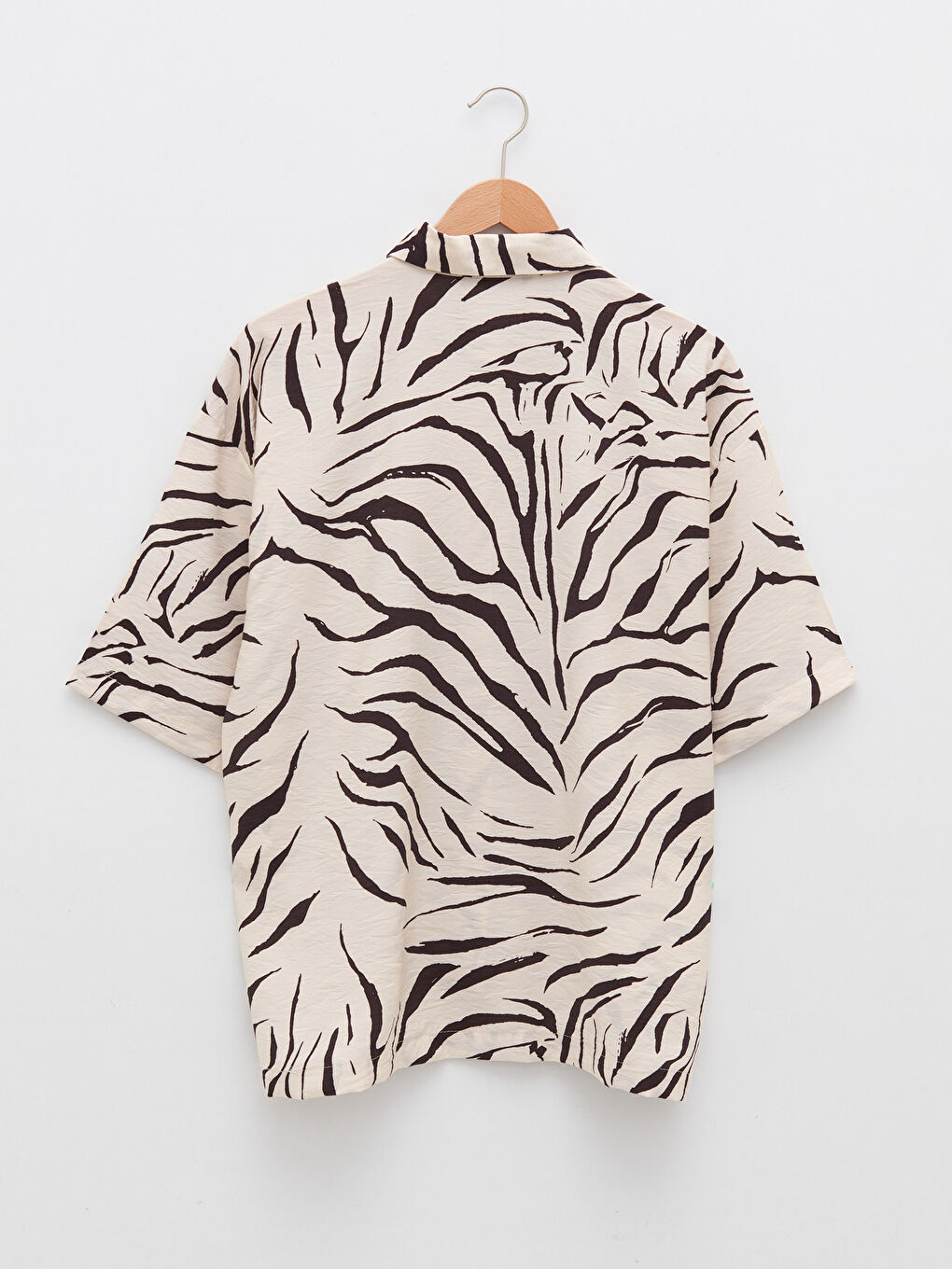 قميص نسائي بأزرار أمامية وكم قصير بنقشة-6