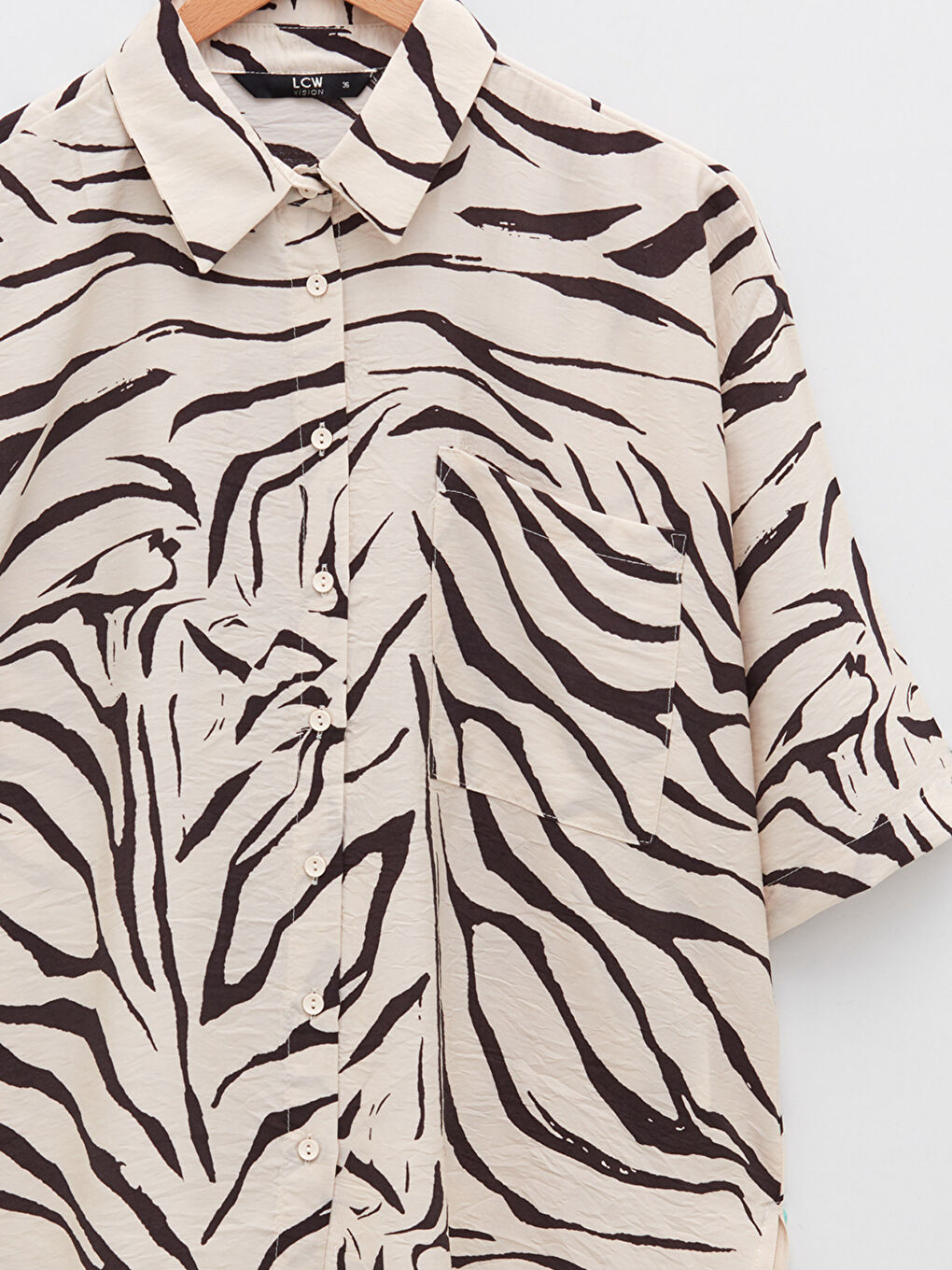 قميص نسائي بأزرار أمامية وكم قصير بنقشة-7