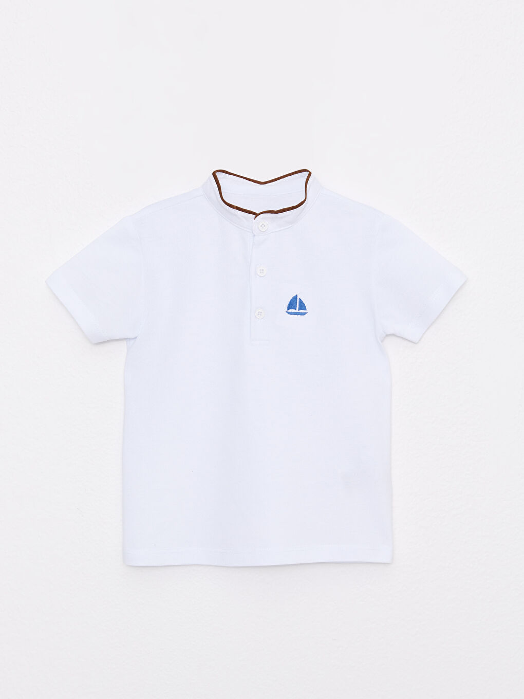 Beyaz Dik Yaka Kısa Kollu Nakış Detaylı Erkek Bebek Tişört