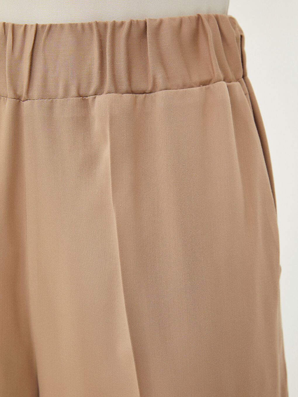 LCW Vision Beli Lastikli Standart Fit Düz Cep Detaylı Gabardin Kadın Pantolon -S2HA86Z8-S8R