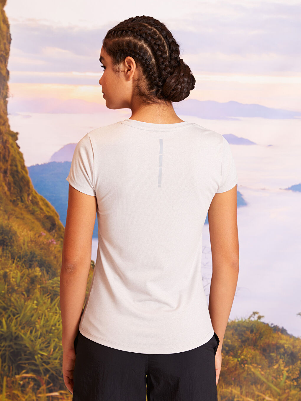 Beyaz V Yaka Baskılı Kısa Kollu Kadın Outdoor Tişört-4