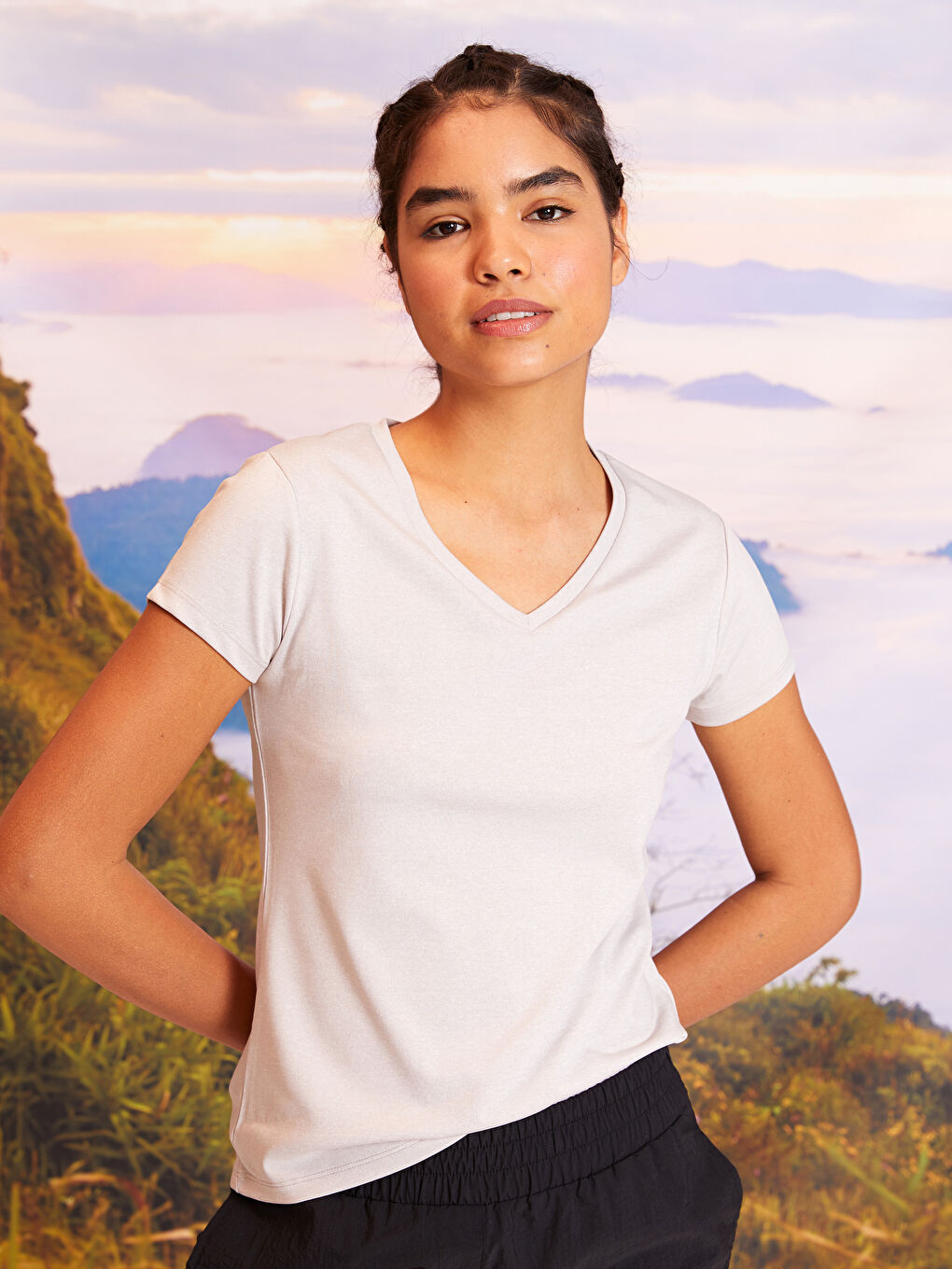 Beyaz V Yaka Baskılı Kısa Kollu Kadın Outdoor Tişört