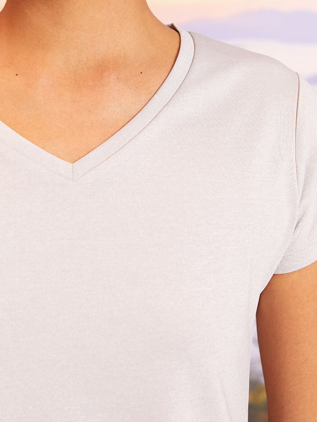 Beyaz V Yaka Baskılı Kısa Kollu Kadın Outdoor Tişört-3