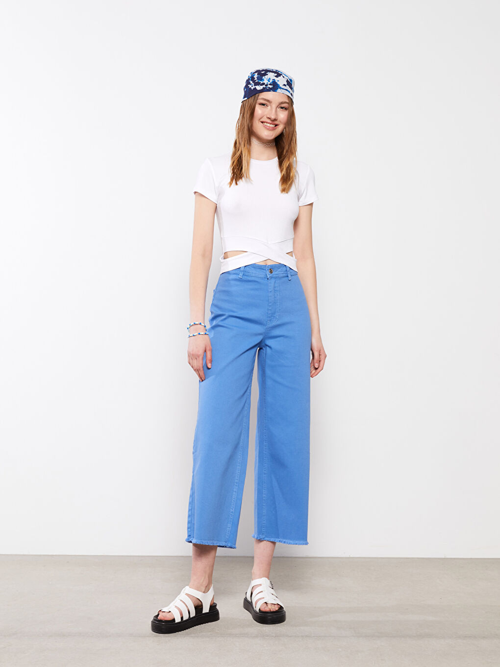 Beyaz Bisiklet Yaka Düz Kısa Kollu Kadın Crop