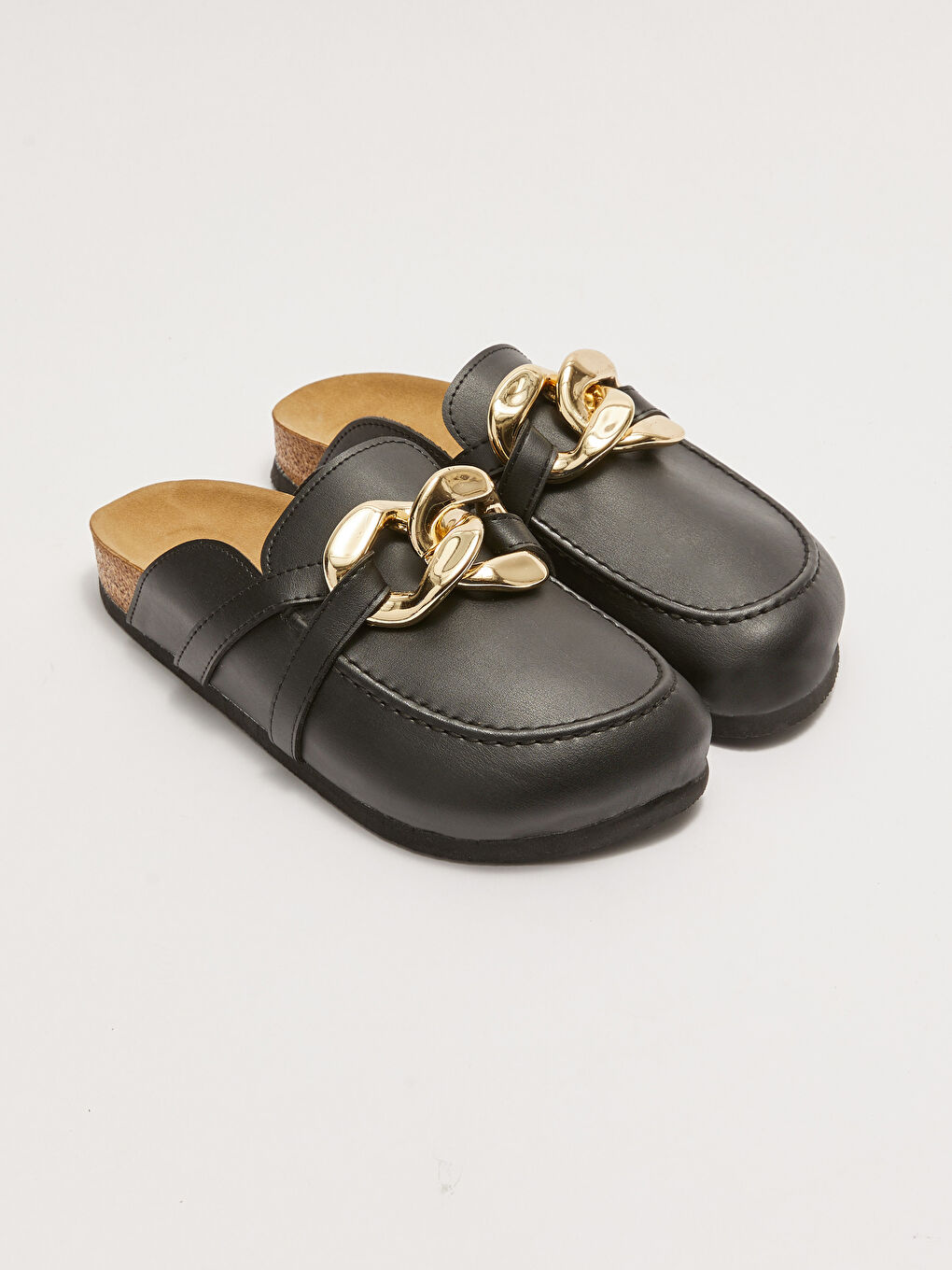 Siyah Deri Görünümlü Metal Tokalı Kadın Terlik