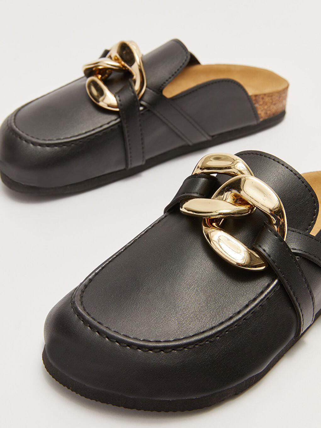 Siyah Deri Görünümlü Metal Tokalı Kadın Terlik-2