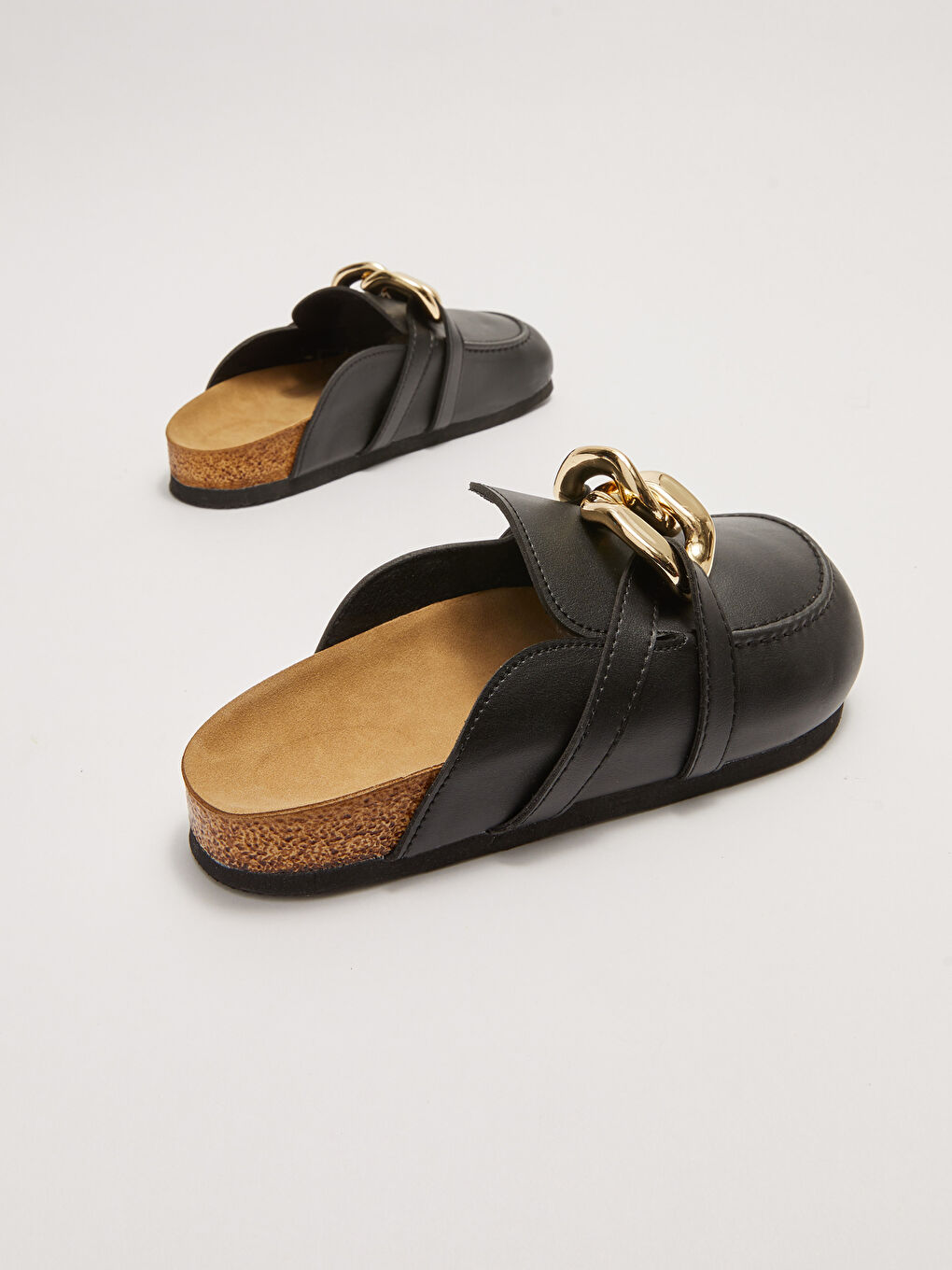 Siyah Deri Görünümlü Metal Tokalı Kadın Terlik-4