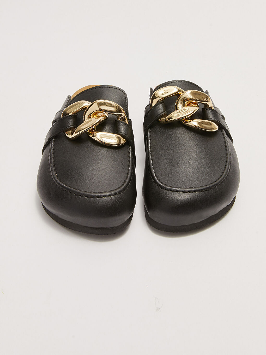 Siyah Deri Görünümlü Metal Tokalı Kadın Terlik-5