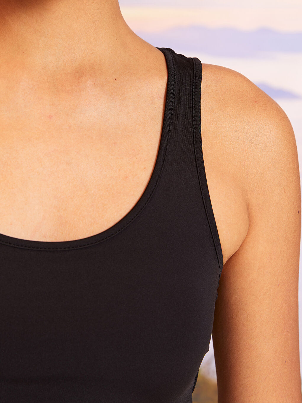 Siyah U Yaka Baskılı Kadın Outdoor Atlet-2