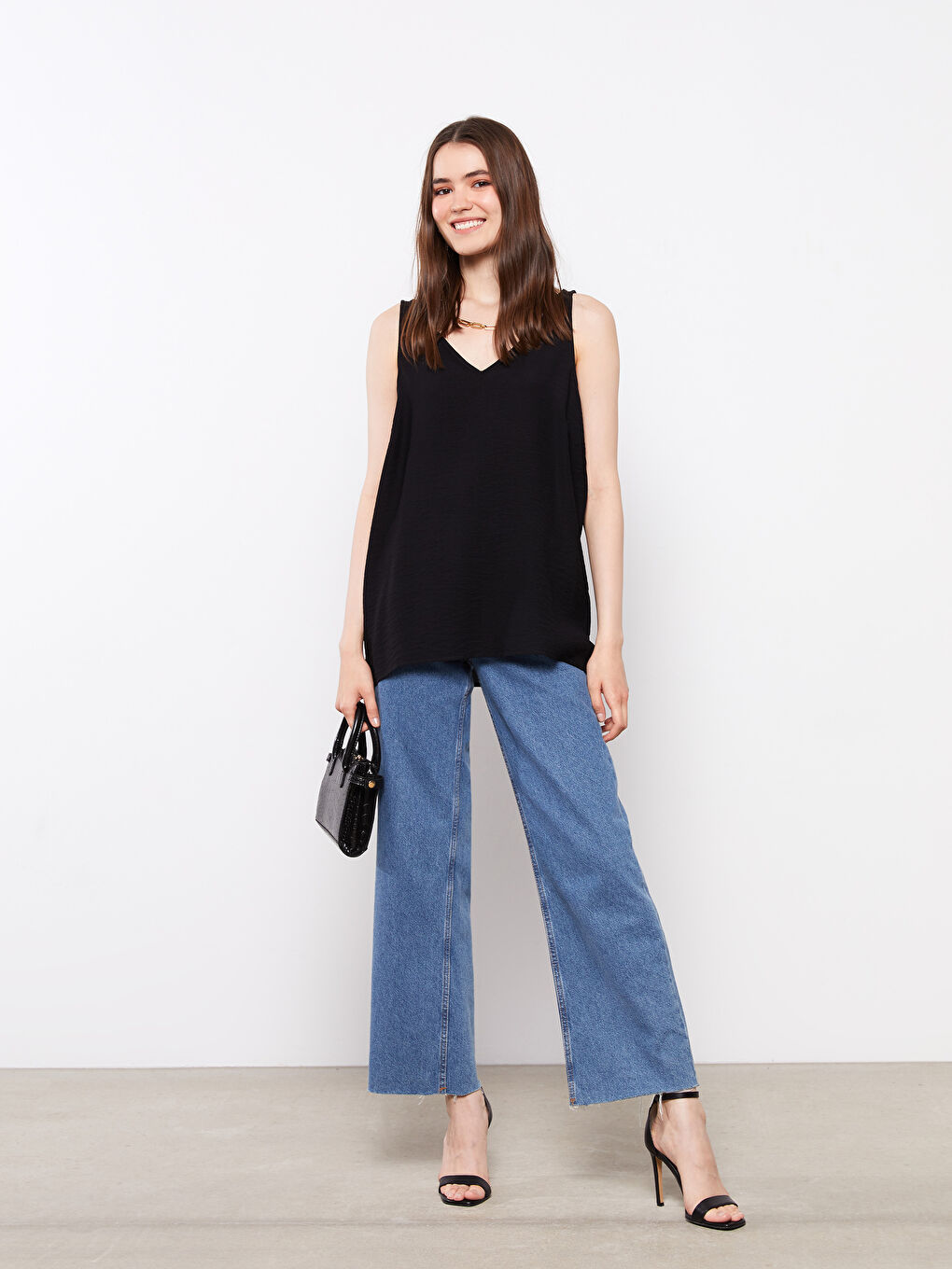 LCWAIKIKI Classic V-Neck Straight Sleeveless Poplin Women's Blouse -S2HD53Z8-CVL