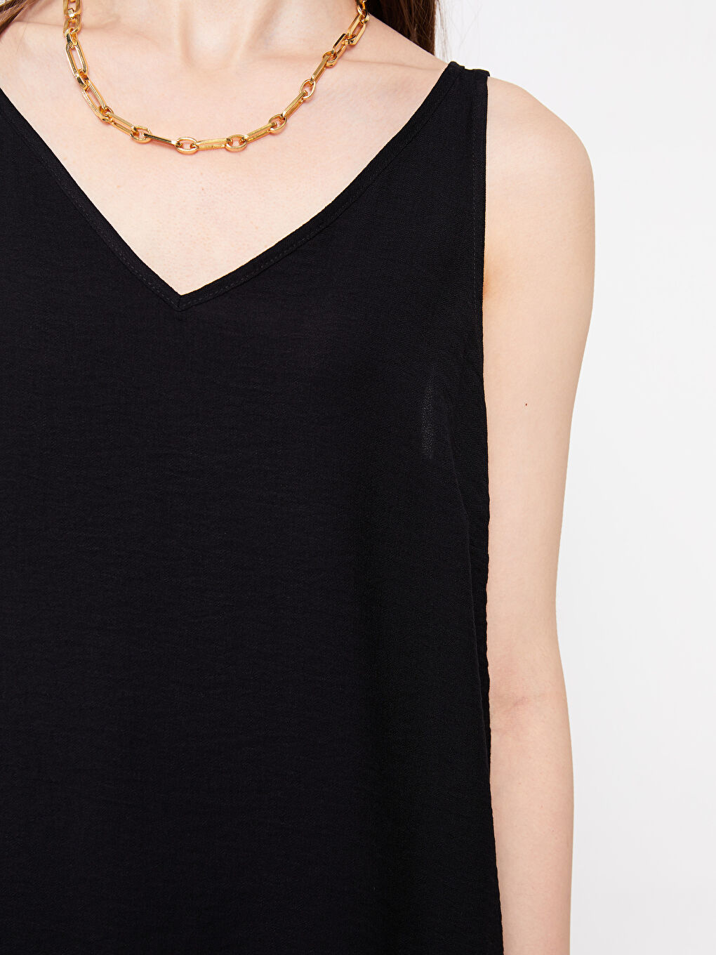 LCWAIKIKI Classic V-Neck Straight Sleeveless Poplin Women's Blouse -S2HD53Z8-CVL